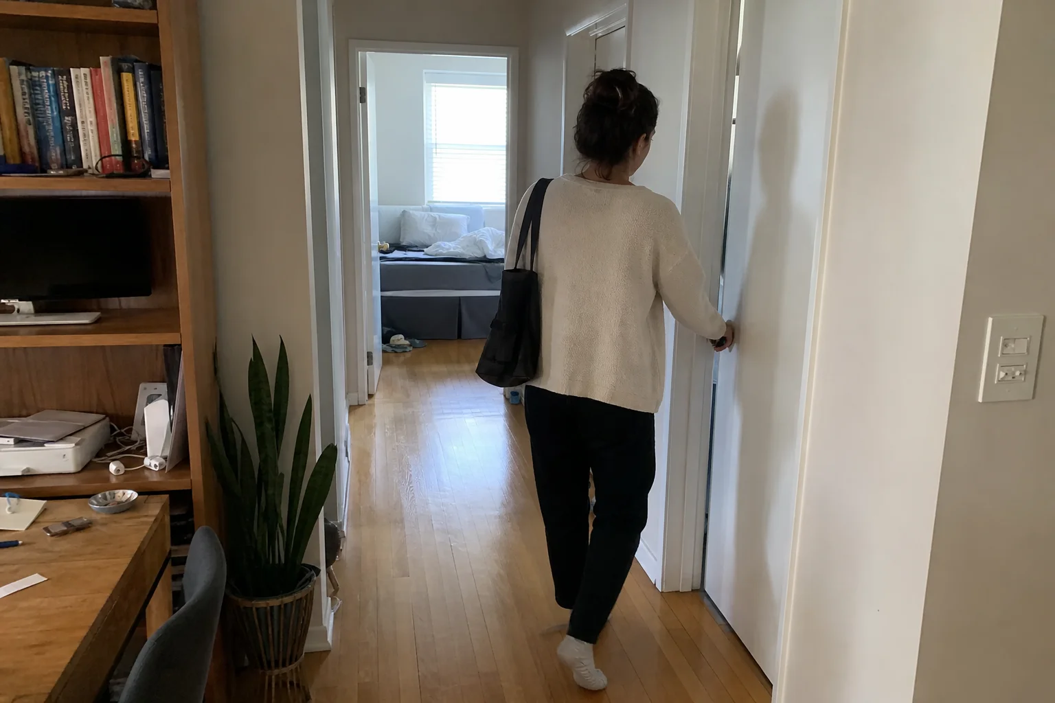 En person går igenom sitt hem och kollar av rummen som en del av att förbereda huset innan du åker utomlands.